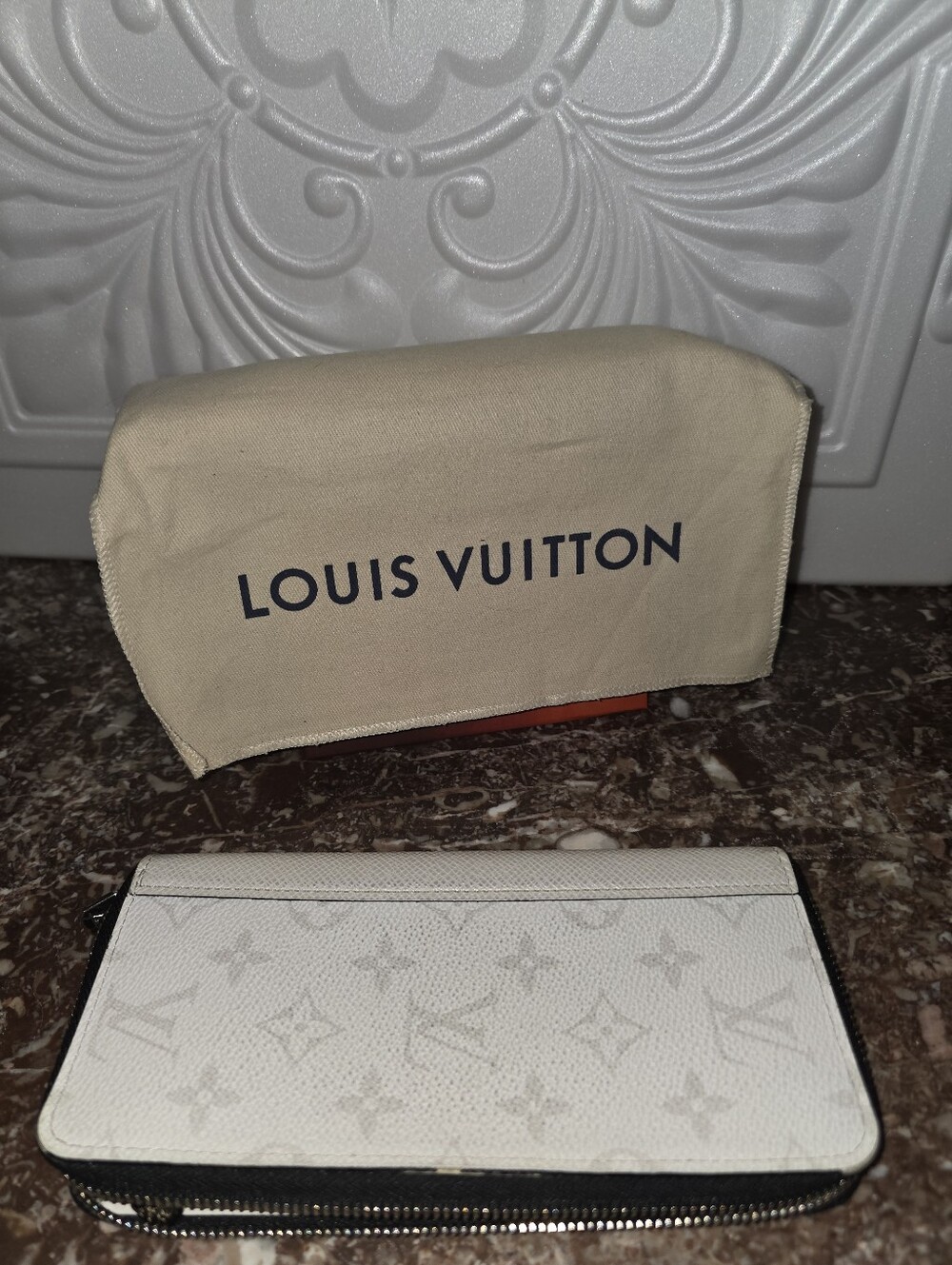 Louis Vuitton White Tiaga Monogram Zippy Wallet Excellent Condition W Dustbag